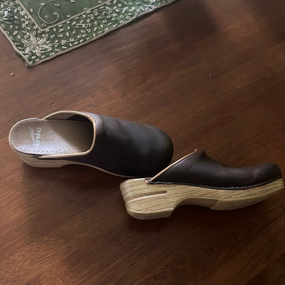 Dansko women’s clogs.  I wore 1x.. these feel more like 7 and half .